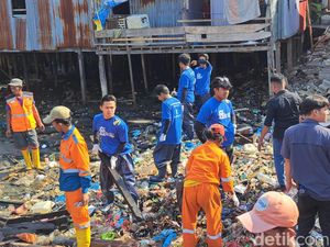 300 Ton Sampah Dibersihkan Pandawara-Pemkot dari Kampung Nelayan Makassar 300 Ton Sampah Dibersihkan Pandawara-Pemkot dari Kampung Nelayan Makassar