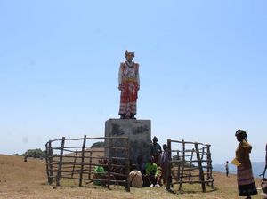 Warga NTT Gelar Ritual Adat di Patung Jokowi, Tolak Gibran Jadi Cawapres