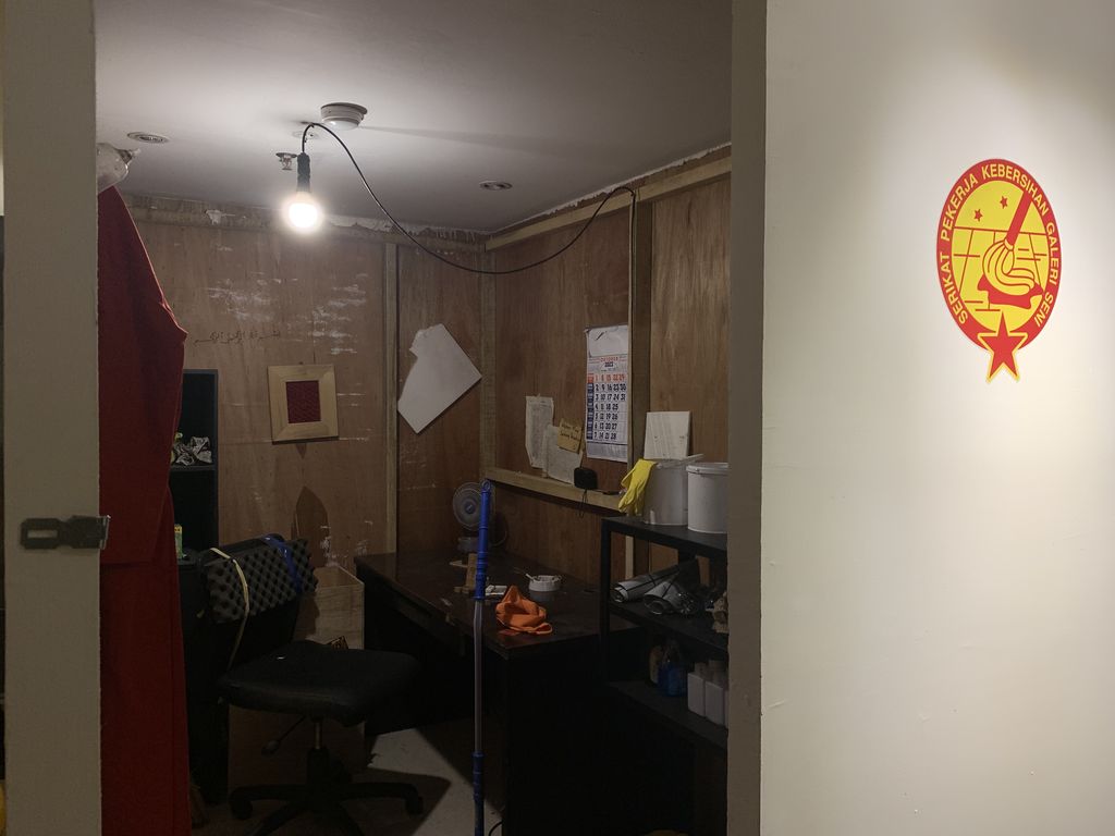 Pemandangan bilik pekerja dalam Existential Crisis of Dust