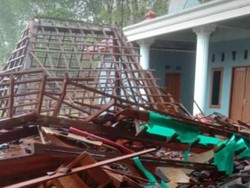 Hujan Disertai Angin Kencang, Pendapa Balai Desa Soco Slogohimo Ambruk