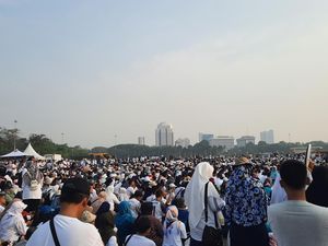 Peringatan 100 Tahun Gontor, Massa Gelar Jalan Sehat di Monas Peringatan 100 Tahun Gontor, Massa Gelar Jalan Sehat di Monas
