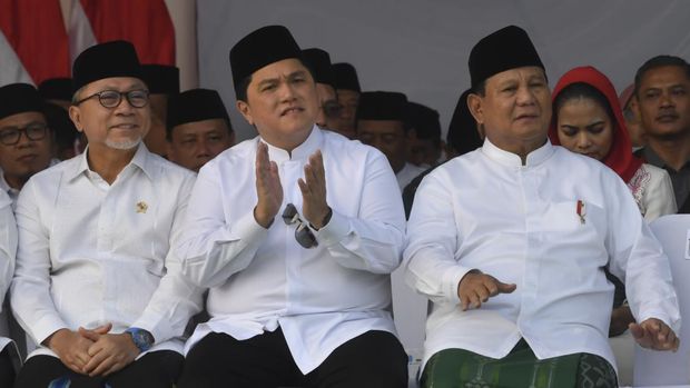 Menteri Pertahanan Prabowo Subianto (kanan) dan Menteri BUMN Erick Thohir (tengah) serta Menteri Perdagangan Zulkifli Hasan (kiri) menyimak pidato Presiden Joko Widodo saat apel Hari Santri Nasional di Tugu Pahlawan, Surabaya, Jawa Timur, Minggu (22/10/2023). Kegiatan memperingati Hari Santri Nasional 2023 yang dihadiri sejumlah pejabat pemerintah hingga tokoh ulama Pengurus Besar Nahdlatul Ulama (PBNU) serta ribuan santri tersebut mengangkat tema Jihad Santri, Jayakan Negeri. ANTARA FOTO/Zabur Karuru