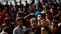 Potret Warga Gaza Antre Beli Roti