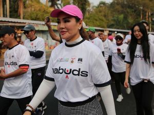 Ratusan Orang Ikuti Jalan Sehat di Jakarta