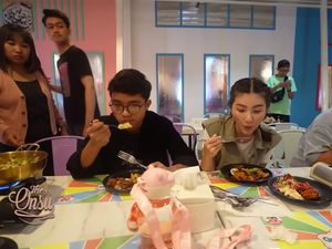 Sarwendah Ajak Betrand Peto dan 2 Putrinya Makan di Restoran Korea AYCE Sarwendah Ajak Betrand Peto dan 2 Putrinya Makan di Restoran Korea AYCE