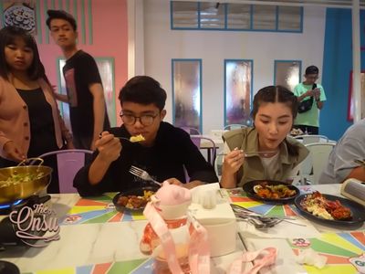 Sarwendah Ajak Betrand Peto dan 2 Putrinya Makan di Restoran Korea AYCE