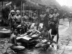 Susunan Kepala Manusia di Langit-langit Rumah Warga Nias Selatan Susunan Kepala Manusia di Langit-langit Rumah Warga Nias Selatan