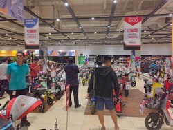 Ada Diskon Sampe Jutaan, Pengunjung Serbu Pojok Sepeda Listrik Transmart!