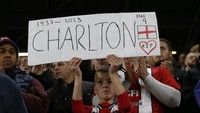 Suporter cilik Sheffield United juga ikut memberi penghormatan kepada Charlton. Hal yang wajar sebab ia bukan hanya berjasa bagi MU, namun juga membawa Inggris memenangi Piala Dunia 1996. Seorang pahlawan negara. Foto: Action Images via Reuters/ED SYKES