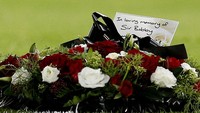 Karangan bunga itu berisi pesan mengenang Sir Bobby Charlton yang begitu dicintai penggemar dan pemain MU. Foto: Action Images via Reuters/ED SYKES