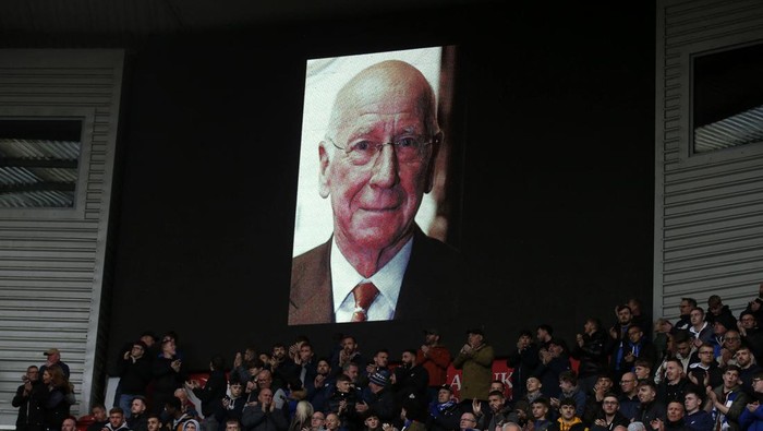 Soccer Football - Championship - Middlesbrough v Birmingham City - Riverside Stadium, Middlesbrough, Britain - October 21, 2023 Fans applaud in tribute to Bobby Charlton as his picture is displayed on a screen inside the stadium during the match Action Images via Reuters/Craig Brough NO USE WITH UNAUTHORIZED AUDIO, VIDEO, DATA, FIXTURE LISTS, CLUB/LEAGUE LOGOS OR LIVE SERVICES. ONLINE IN-MATCH USE LIMITED TO 45 IMAGES, NO VIDEO EMULATION. NO USE IN BETTING, GAMES OR SINGLE CLUB/LEAGUE/PLAYER PUBLICATIONS.
