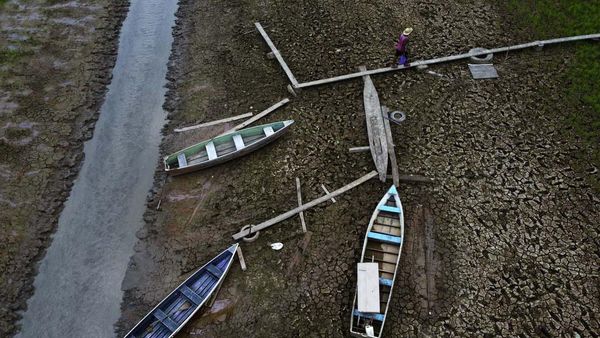 Sungai di Brasil Mengering, Perahu-perahu Ini Terdampar