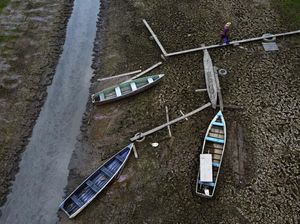 Sungai di Brasil Mengering, Perahu-perahu Ini Terdampar Sungai di Brasil Mengering, Perahu-perahu Ini Terdampar