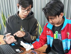 Inovatif! Mahasiswa UNS Ciptakan Sarung Tangan Penerjemah Bahasa Isyarat