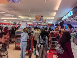 Transmart Full Day Sale di Cempaka Putih Diserbu Pembeli, Antrean Kasir Mengular!