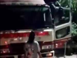 Lagi, Truk Jadi Korban Lemparan Batu di Perbatasan Jombang-Lamongan Lagi, Truk Jadi Korban Lemparan Batu di Perbatasan Jombang-Lamongan