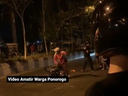 Emosi Memuncak Warga Ponorogo Hancurkan Motor Pemuda yang Trek-trekan