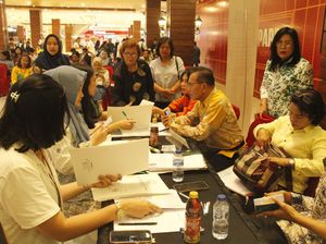 165 Warga Urus Paspor di Imigrasi Medan Lewat Smart Eazy Passport 165 Warga Urus Paspor di Imigrasi Medan Lewat Smart Eazy Passport