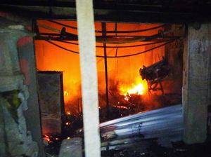 Api Sambar Gas-Bensin Eceran, Warung Sembako Ludes Terbakar