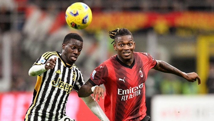 Soccer Football - Serie A - AC Milan v Juventus - San Siro, Milan, Italy - October 22, 2023 AC Milans Rafael Leao in action with Juventus Timothy Weah REUTERS/Daniele Mascolo