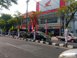 Kecewa, Warga Pasang Pocong Bertulisan Gibran di Jalan Adisucipto Jogja