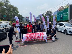 Kecewa Berujung 6 Pocong Bertuliskan Gibran Beraksi di Jogja Kecewa Berujung 6 Pocong Bertuliskan Gibran Beraksi di Jogja