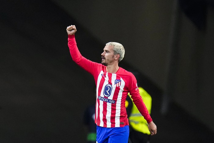 Atletico Madrids Antoine Griezmann celebrates after scoring his sides second goal during the Spanish La Liga soccer match between Atletico Madrid and Real Madrid at Metropolitan stadium in Madrid, Sunday, Sept. 24, 2023. (AP Photo/Manu Fernandez)