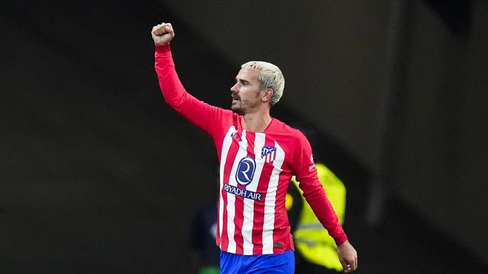 Atletico Madrids Antoine Griezmann celebrates after scoring his sides second goal during the Spanish La Liga soccer match between Atletico Madrid and Real Madrid at Metropolitan stadium in Madrid, Sunday, Sept. 24, 2023. (AP Photo/Manu Fernandez)