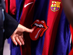 Melalui kolaborasi ini, logo bibir dan lidah menjulur khas Rolling Stones akan disematkan pada jersey para pemain FC Barcelona.  