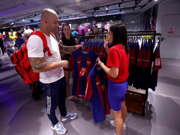 An FC Barcelona shirt featuring the Rolling Stones logo is seen for sale in the FC Barcelona Store in Barcelona, Spain, October 23, 2023. REUTERS/Albert Gea
