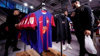 Klub sepakbola Barcelona resmi berkolaborasi dengan band rock Rolling Stones.   