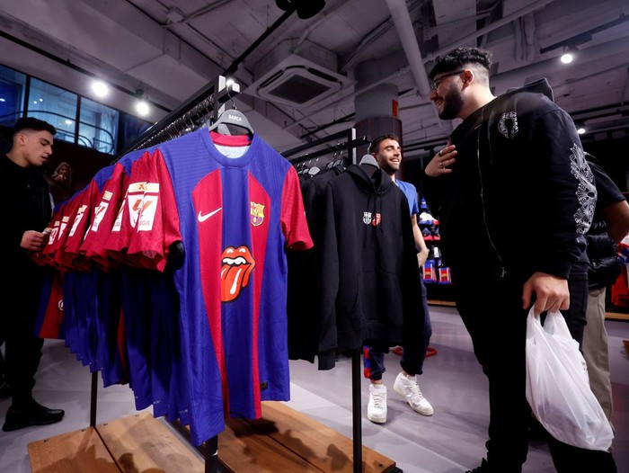An FC Barcelona shirt featuring the Rolling Stones logo is seen for sale in the FC Barcelona Store in Barcelona, Spain, October 23, 2023. REUTERS/Albert Gea