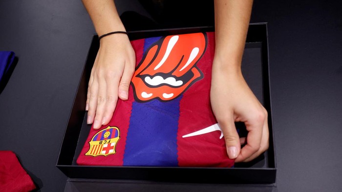An FC Barcelona shirt featuring the Rolling Stones logo is seen for sale in the FC Barcelona Store in Barcelona, Spain, October 23, 2023. REUTERS/Albert Gea