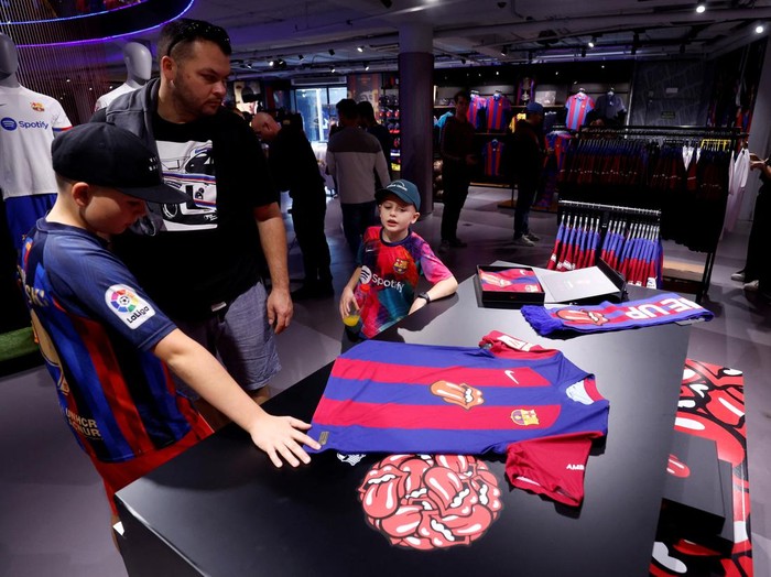 An FC Barcelona shirt featuring the Rolling Stones logo is seen for sale in the FC Barcelona Store in Barcelona, Spain, October 23, 2023. REUTERS/Albert Gea