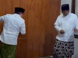 Dislepet Sarung Cak Imin, Anies Bikin Guyonan Dislepet Sarung Cak Imin, Anies Bikin Guyonan
