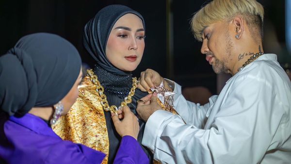 Caren Delano dan 3 Desainer Fashion Muslim Bikin JMFW 2024 Berkilau Emas