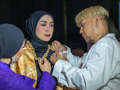 Caren Delano dan 3 Desainer Fashion Muslim Bikin JMFW 2024 Berkilau Emas