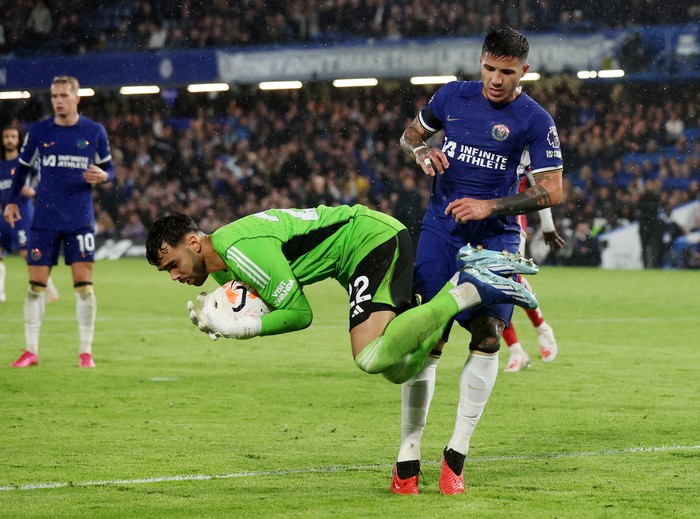 Soccer Football - Premier League - Chelsea v Arsenal - Stamford Bridge, London, Britain - October 21, 2023 Arsenals David Raya in action with Chelseas Enzo Fernandez REUTERS/David Klein NO USE WITH UNAUTHORIZED AUDIO, VIDEO, DATA, FIXTURE LISTS, CLUB/LEAGUE LOGOS OR LIVE SERVICES. ONLINE IN-MATCH USE LIMITED TO 45 IMAGES, NO VIDEO EMULATION. NO USE IN BETTING, GAMES OR SINGLE CLUB/LEAGUE/PLAYER PUBLICATIONS.