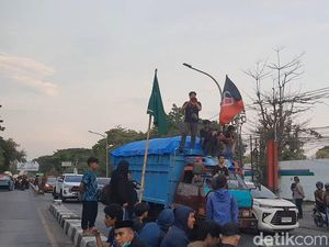 Demo Mahasiswa di Depan Kampus UIN Alauddin Makassar, Lalin Macet 1 Km
