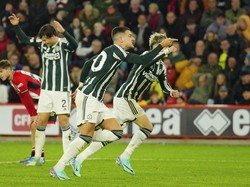 Untung Pemain MU Nggak Kena Timpuk Kursi Melayang