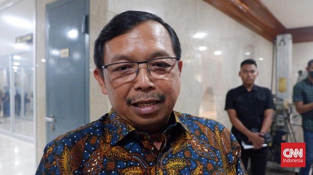 Ketua Badan Pembina Organisasi Keanggotaan dan Kaderisasi (BPOPKK) DPP Partai Demokrat Herman Khaeron menyebut Demokrat dan Golkar yang saat ini berada di KIM sempat mendukung Khofifah dalam Pilgub Jawa Timur, sehingga ia berharap tak jauh sebaliknya. CNN Indonesia/Khaira Ummah JP