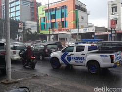 Wilayah Urip Sumoharjo Makassar Diguyur Hujan, Pemotor Langsung Menepi