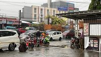 Potret Hujan Turun di Sejumlah Wilayah di Kota Makassar Hari Ini