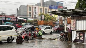 Potret Hujan Turun di Sejumlah Wilayah di Kota Makassar Hari Ini