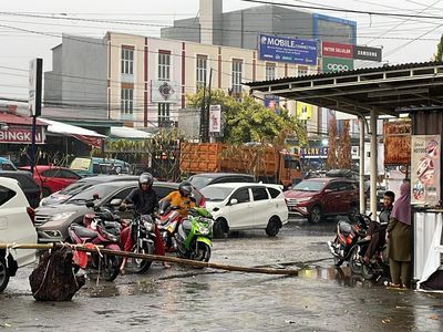 Potret Hujan Turun di Sejumlah Wilayah di Kota Makassar Hari Ini