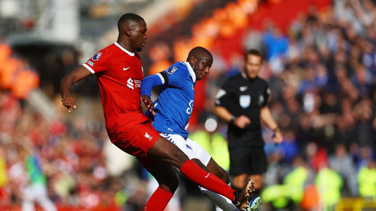 Ibrahima Konate bisa saja dikartumerah di laga Derby Merseyside (REUTERS/CARL RECINE)