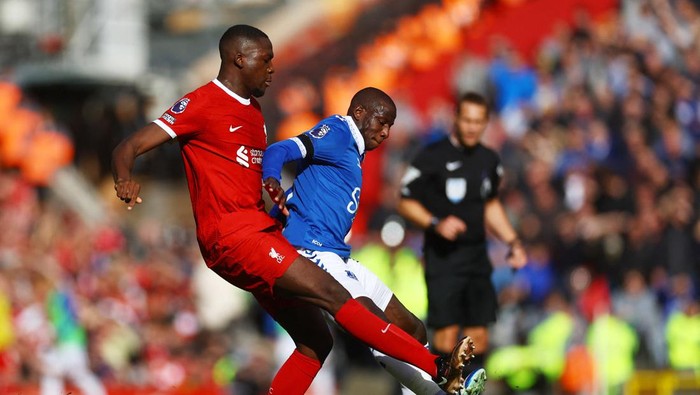 Soccer Football - Premier League - Liverpool v Everton - Anfield, Liverpool, Britain - October 21, 2023  Liverpools Ibrahima Konate in action with Evertons Abdoulaye Doucoure REUTERS/Carl Recine NO USE WITH UNAUTHORIZED AUDIO, VIDEO, DATA, FIXTURE LISTS, CLUB/LEAGUE LOGOS OR LIVE SERVICES. ONLINE IN-MATCH USE LIMITED TO 45 IMAGES, NO VIDEO EMULATION. NO USE IN BETTING, GAMES OR SINGLE CLUB/LEAGUE/PLAYER PUBLICATIONS.