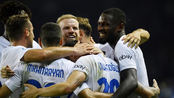 Soccer Football - Serie A - Torino v Inter Milan - Stadio Olimpico Grande Torino, Turin, Italy - October 21, 2023 Inter Milans Hakan Calhanoglu celebrates scoring their third goal with Marcus Thuram and teammates REUTERS/Massimo Pinca