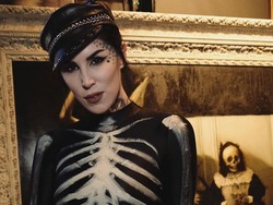 Kat Von D Menghitamkan Kulitnya dengan Tato Setelah Tobat Dari Ilmu Perdukunan