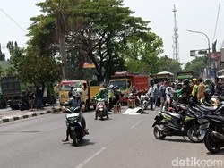 Kecelakaan Truk Vs Motor di Transyogi Cileungsi, Seorang Wanita Tewas